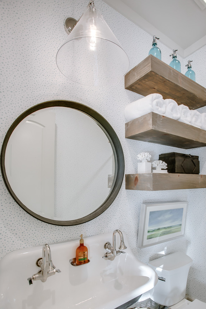 Idéer för att renovera ett mellanstort funkis badrum med dusch, med en dusch i en alkov, vit kakel, marmorgolv, ett väggmonterat handfat, grått golv och dusch med gångjärnsdörr