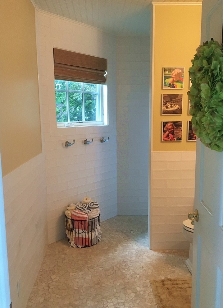 Idee per una stanza da bagno con doccia chic di medie dimensioni con doccia a filo pavimento, piastrelle bianche, piastrelle in ceramica, lavabo a colonna, doccia aperta, pareti beige, pavimento con piastrelle di ciottoli e pavimento beige