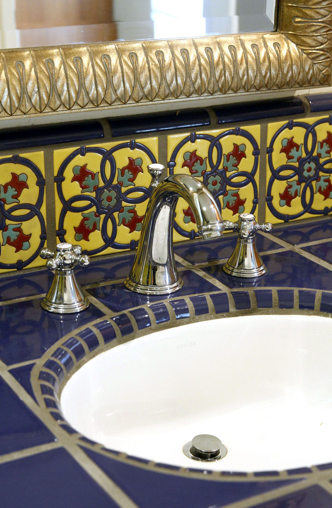 Пример оригинального дизайна: детская ванная комната среднего размера в стиле фьюжн с фасадами в стиле шейкер, темными деревянными фасадами, открытым душем, унитазом-моноблоком, синей плиткой, керамической плиткой, бежевыми стенами, полом из терракотовой плитки, врезной раковиной и столешницей из плитки