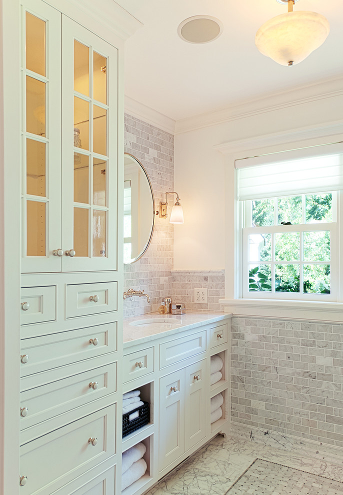 Пример оригинального дизайна: ванная комната: освещение в классическом стиле с белой плиткой и каменной плиткой