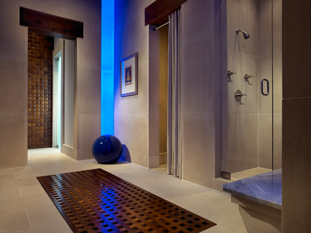 ナッシュビルにあるコンテンポラリースタイルのおしゃれな浴室 (アルコーブ型シャワー、ライムストーンタイル) の写真
