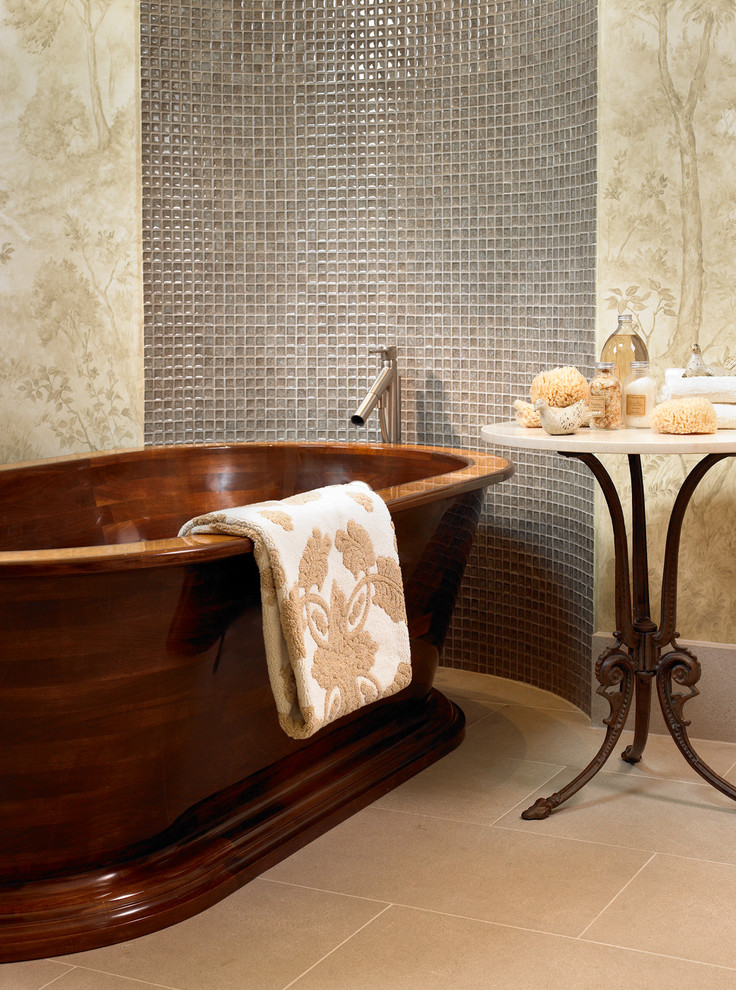 Idéer för funkis badrum, med ett fristående badkar och mosaik