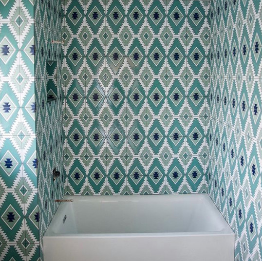 Exempel på ett mellanstort eklektiskt vit vitt badrum för barn, med vita skåp, ett badkar i en alkov, en dusch/badkar-kombination, blå kakel, keramikplattor, blå väggar, grått golv och dusch med gångjärnsdörr