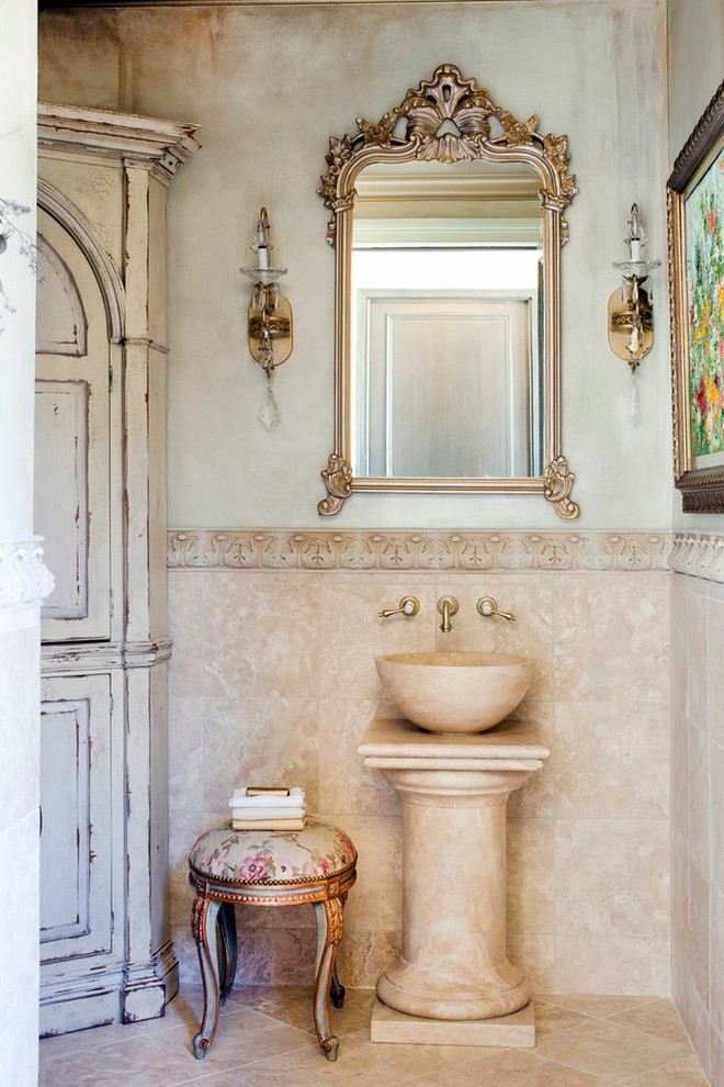 Стильный дизайн: ванная комната в викторианском стиле с настольной раковиной - последний тренд