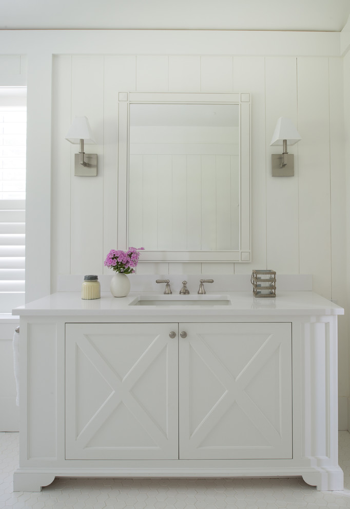 Diseño de cuarto de baño tradicional con puertas de armario blancas, armarios con rebordes decorativos, paredes blancas, suelo de baldosas de cerámica, lavabo bajoencimera y encimera de cuarzo compacto