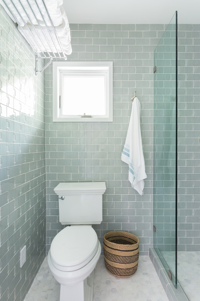 Diseño de cuarto de baño clásico pequeño con ducha empotrada, baldosas y/o azulejos azules, paredes grises, sanitario de dos piezas, baldosas y/o azulejos de cemento, suelo de mármol, aseo y ducha, lavabo suspendido y suelo gris