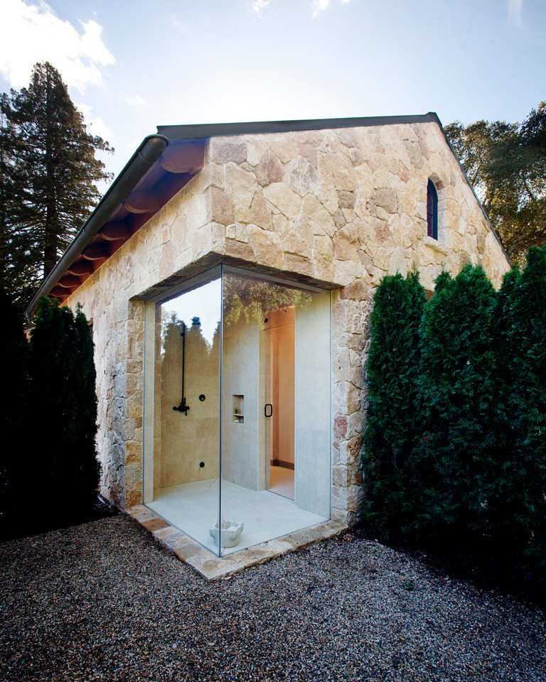 Immagine di una stanza da bagno con doccia chic di medie dimensioni con doccia aperta, piastrelle beige, piastrelle in pietra, pavimento in pietra calcarea e pareti beige