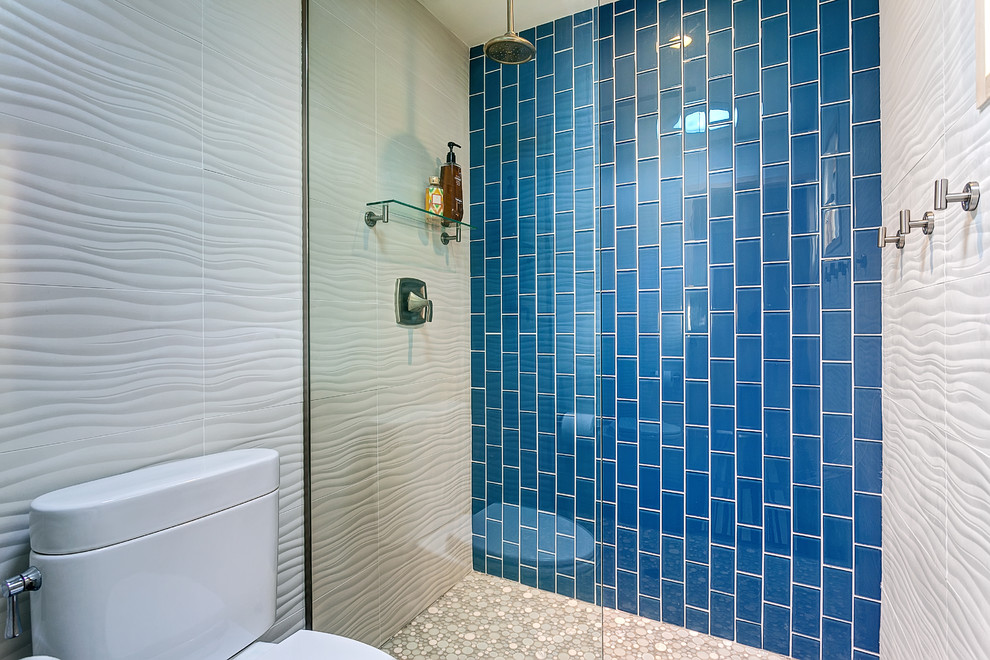 Foto di una stanza da bagno design con pareti bianche, pavimento con piastrelle in ceramica, piastrelle bianche e piastrelle in ceramica