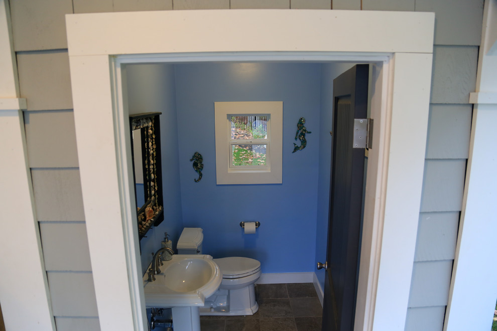 Foto di una piccola stanza da bagno stile marinaro con lavabo a colonna, piastrelle beige e pareti blu