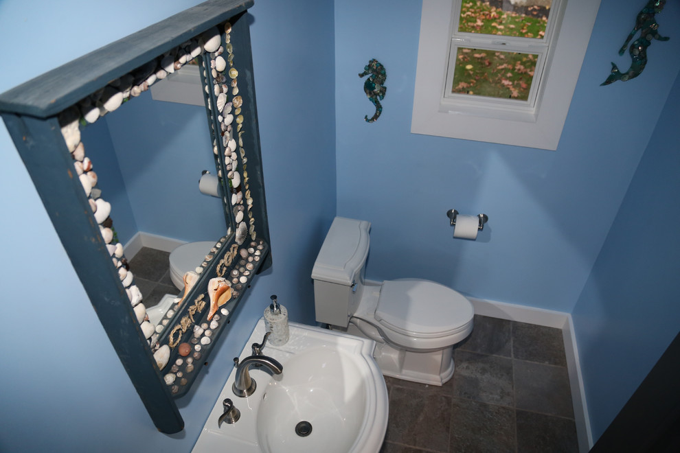 Ispirazione per una piccola stanza da bagno stile marino con lavabo a colonna, piastrelle beige e pareti blu