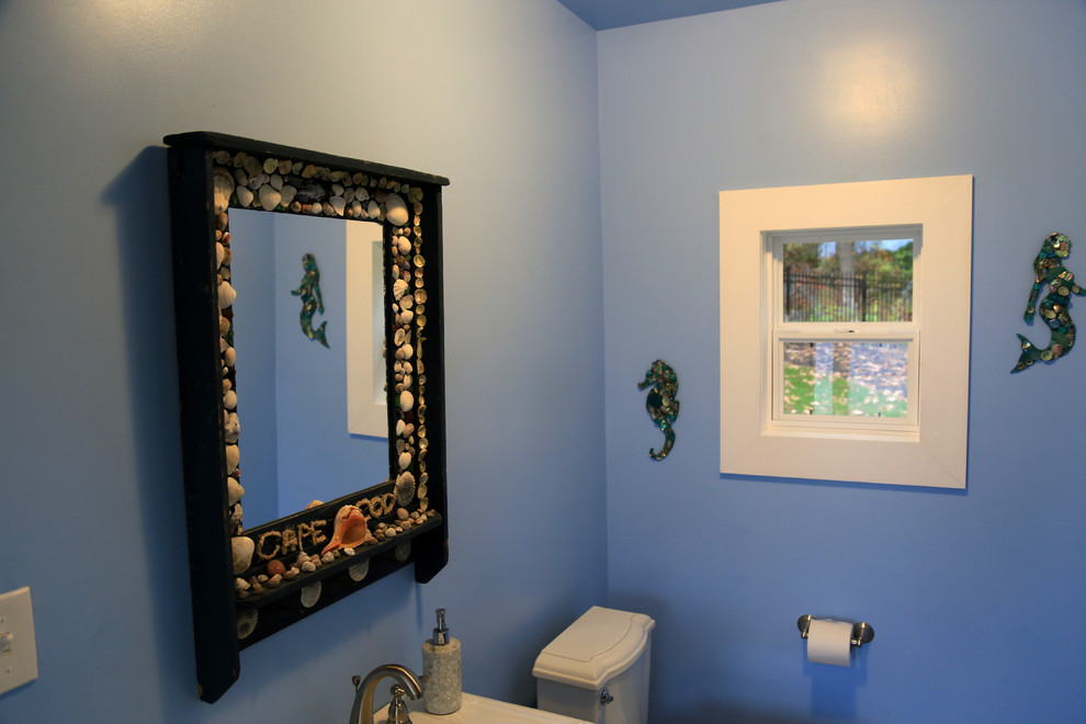 Idee per una piccola stanza da bagno costiera con lavabo a colonna, piastrelle beige e pareti blu