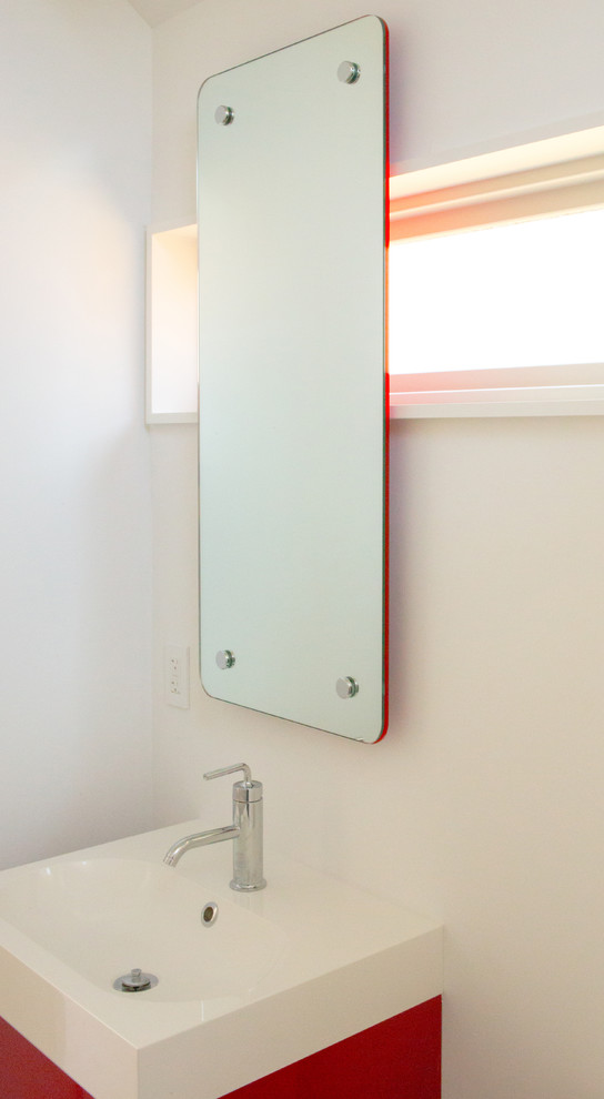 Kleines Modernes Badezimmer mit roten Schränken, gelber Wandfarbe und integriertem Waschbecken in Dallas