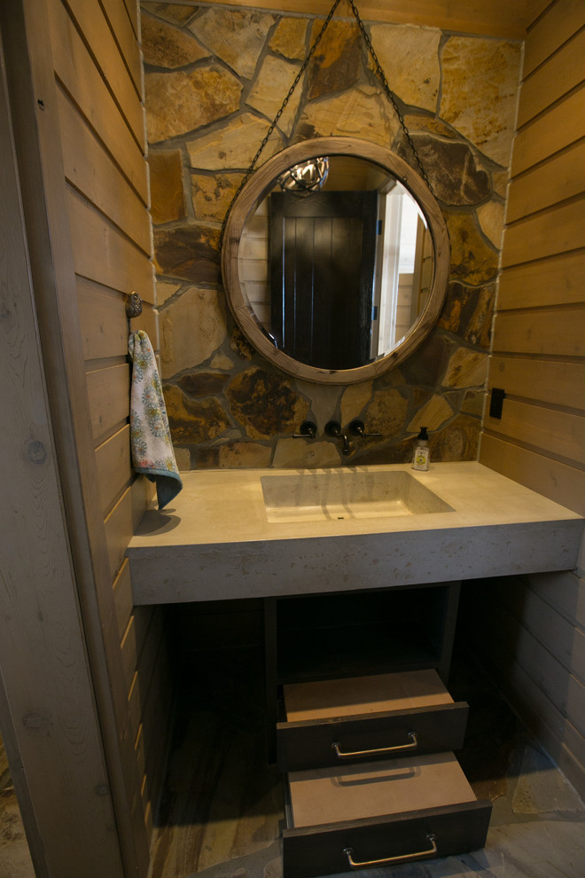 Ejemplo de cuarto de baño rústico de tamaño medio con urinario, paredes marrones, lavabo integrado y suelo multicolor