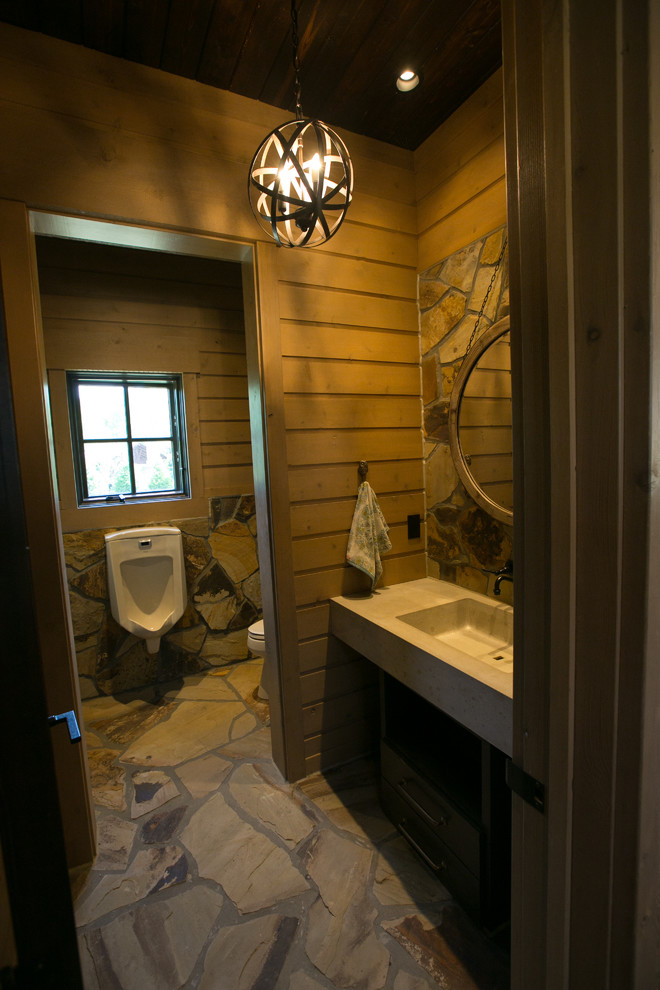 Mittelgroßes Rustikales Badezimmer mit Urinal, brauner Wandfarbe, integriertem Waschbecken und buntem Boden in Indianapolis