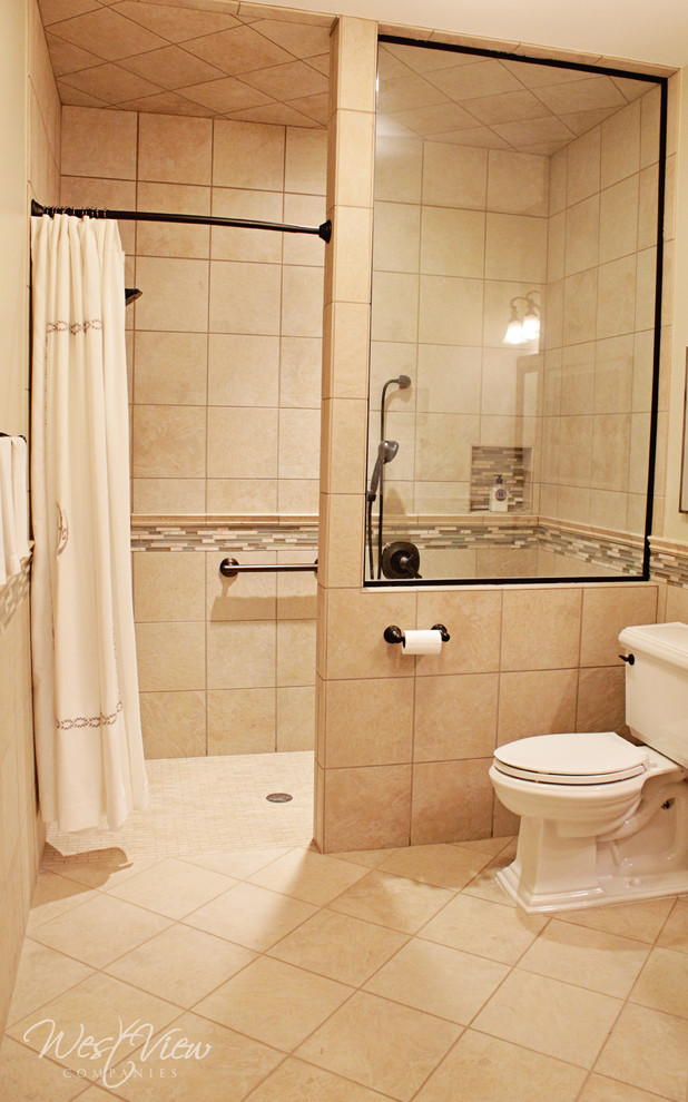 Kleines Maritimes Duschbad mit bodengleicher Dusche, Wandtoilette mit Spülkasten, beigen Fliesen, Keramikfliesen und Keramikboden in Richmond