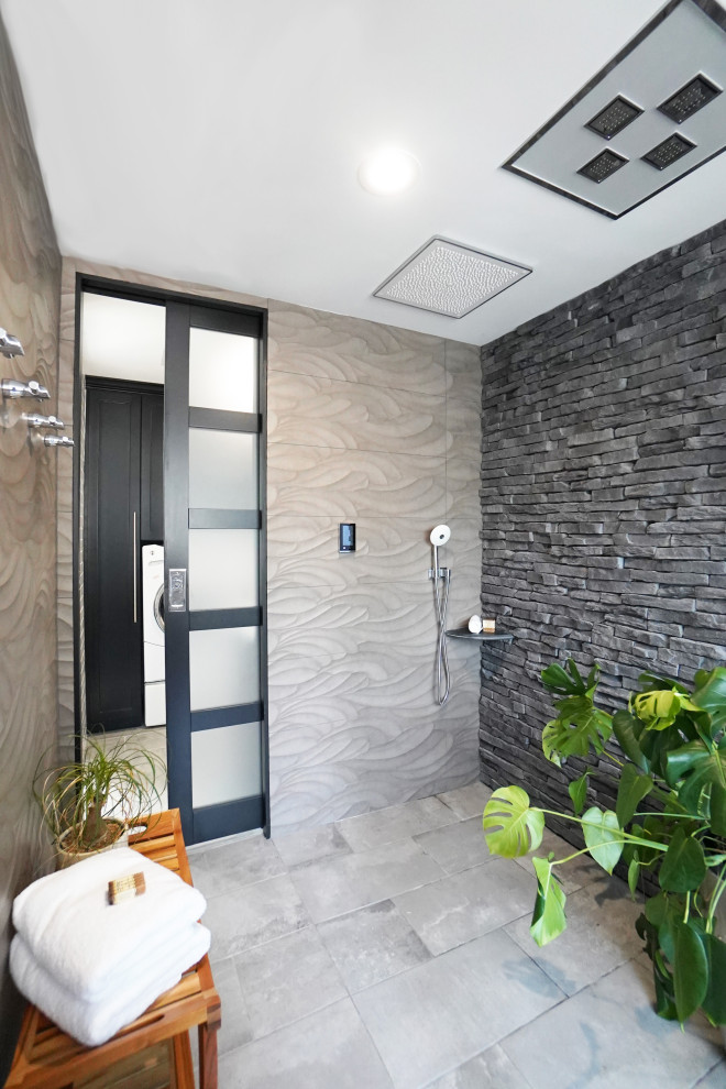Exempel på ett stort modernt en-suite badrum, med grå kakel, porslinskakel, klinkergolv i porslin, grått golv, med dusch som är öppen och en öppen dusch