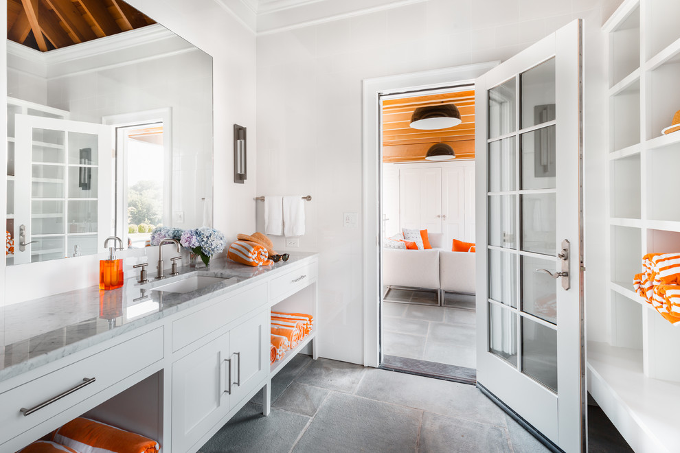 Exempel på ett mellanstort klassiskt badrum med dusch, med skåp i shakerstil, vita skåp, en toalettstol med hel cisternkåpa, vita väggar, cementgolv, ett undermonterad handfat, granitbänkskiva och grått golv