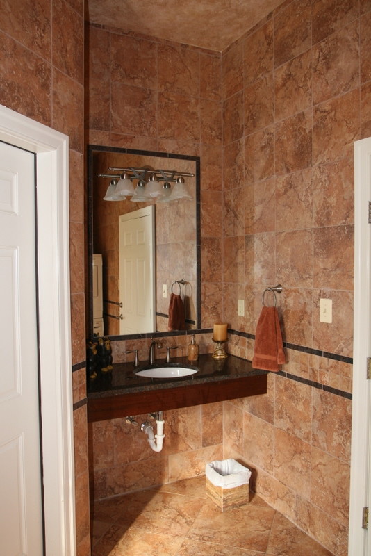Idee per una stanza da bagno padronale classica di medie dimensioni con lavabo sottopiano, ante in stile shaker, ante in legno bruno, top in granito, doccia aperta, WC monopezzo, piastrelle beige, piastrelle in ceramica e pavimento con piastrelle in ceramica
