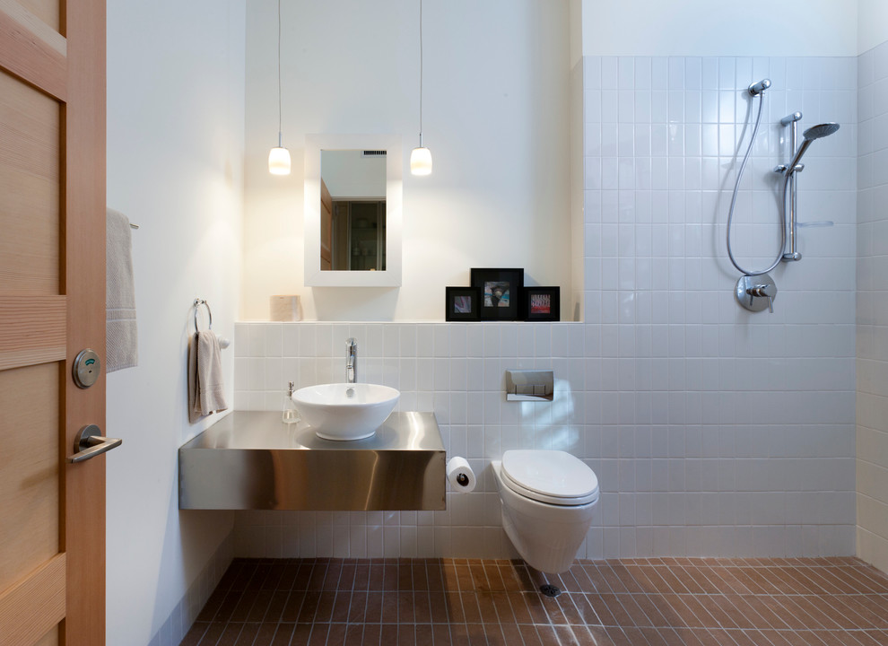 Ejemplo de cuarto de baño actual con lavabo sobreencimera y ducha a ras de suelo