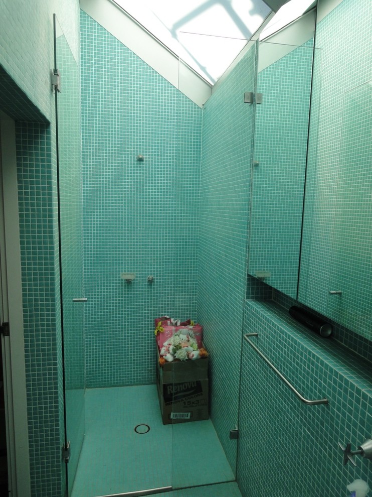 Cette photo montre une petite salle de bain tendance avec une vasque, un plan de toilette en surface solide, une douche d'angle, WC suspendus, des carreaux de céramique et un sol en carrelage de porcelaine.