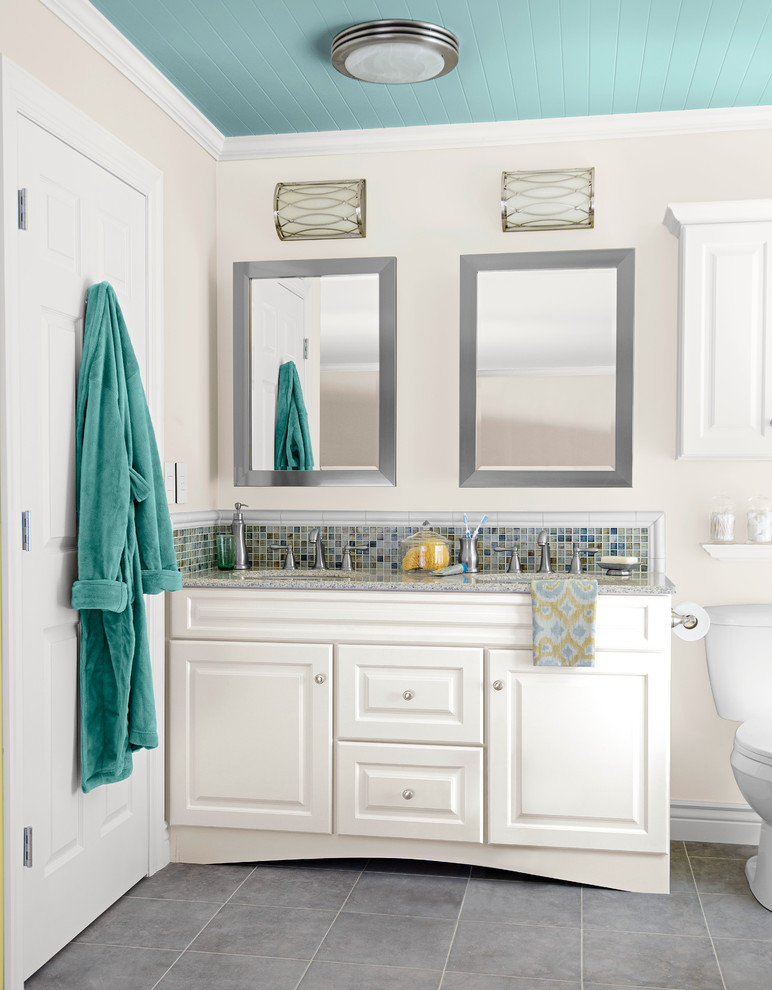 Пример оригинального дизайна: главная ванная комната среднего размера в стиле неоклассика (современная классика) с фасадами с выступающей филенкой, белыми фасадами, столешницей из гранита, раздельным унитазом, разноцветной плиткой, плиткой мозаикой, серыми стенами и полом из керамической плитки