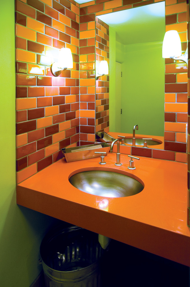 Ejemplo de cuarto de baño moderno pequeño con lavabo bajoencimera, baldosas y/o azulejos naranja, baldosas y/o azulejos de cerámica, paredes verdes y suelo de baldosas de cerámica