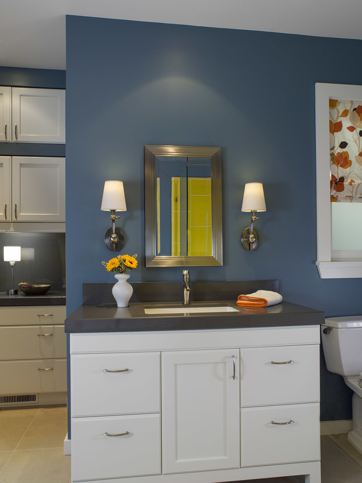 Свежая идея для дизайна: главная ванная комната среднего размера в современном стиле с белыми фасадами, столешницей из искусственного кварца, отдельно стоящей ванной, желтой плиткой, стеклянной плиткой, синими стенами и полом из керамогранита - отличное фото интерьера
