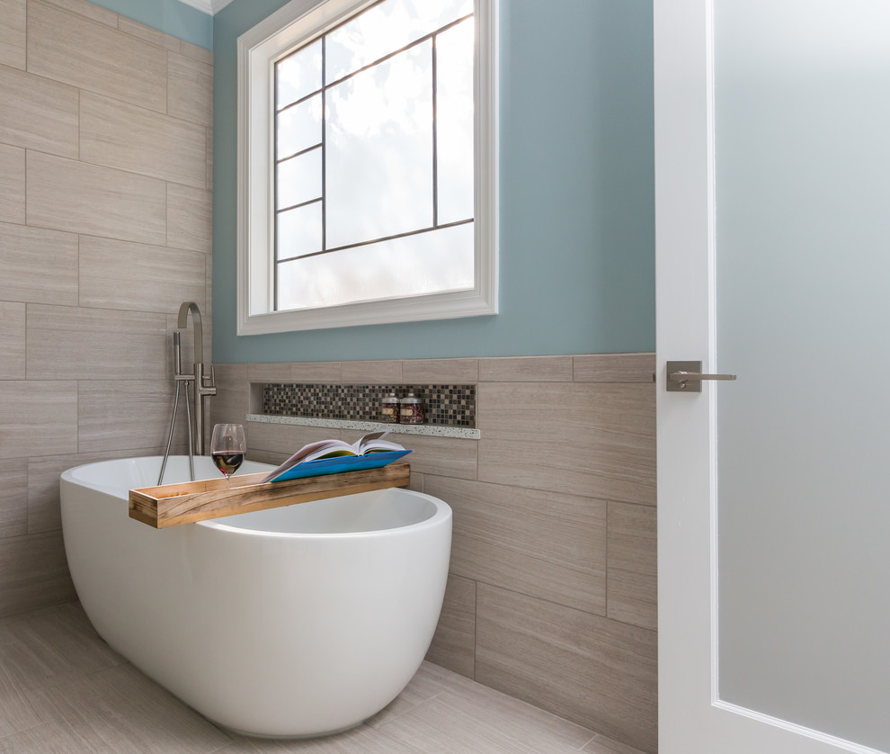 Exemple d'une salle de bain principale chic en bois brun avec un placard à porte shaker, une baignoire indépendante, une douche à l'italienne, WC séparés, un carrelage gris, des carreaux de porcelaine, un mur bleu, un sol en carrelage de porcelaine, un lavabo encastré et un plan de toilette en quartz modifié.