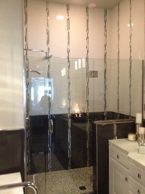 Свежая идея для дизайна: главная ванная комната среднего размера в стиле модернизм с белой плиткой, стеклянной плиткой, настольной раковиной и стеклянной столешницей - отличное фото интерьера