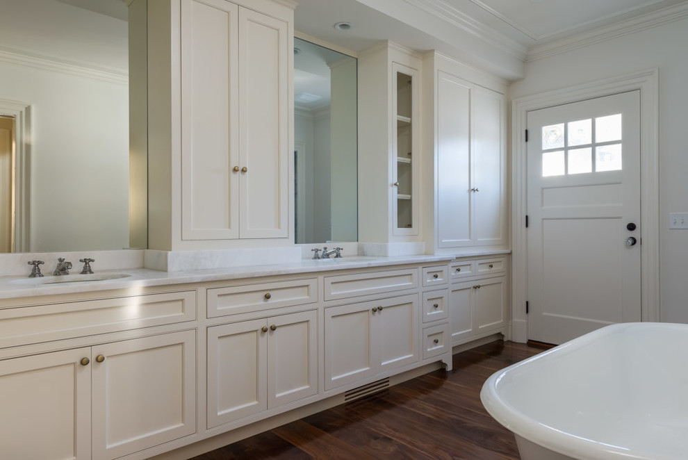 Idéer för att renovera ett stort en-suite badrum, med ett undermonterad handfat, luckor med profilerade fronter, vita skåp, marmorbänkskiva, ett fristående badkar, vita väggar och mellanmörkt trägolv