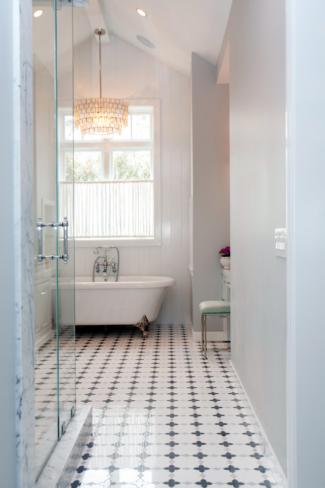 Свежая идея для дизайна: ванная комната в стиле неоклассика (современная классика) с белыми стенами - отличное фото интерьера