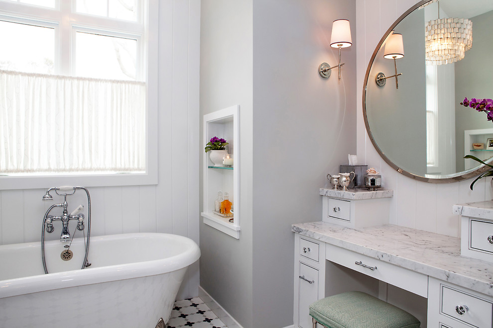 Klassisches Badezimmer mit weißer Wandfarbe in Orange County