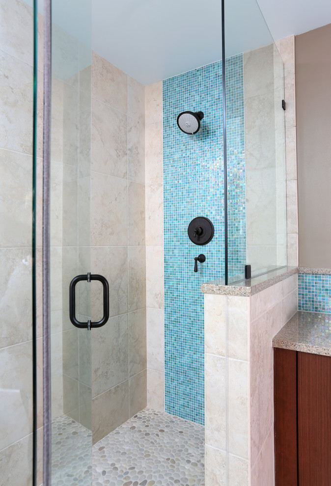 Источник вдохновения для домашнего уюта: главная ванная комната среднего размера в современном стиле с угловым душем, синей плиткой, плиткой мозаикой, бежевыми стенами и полом из галечной плитки