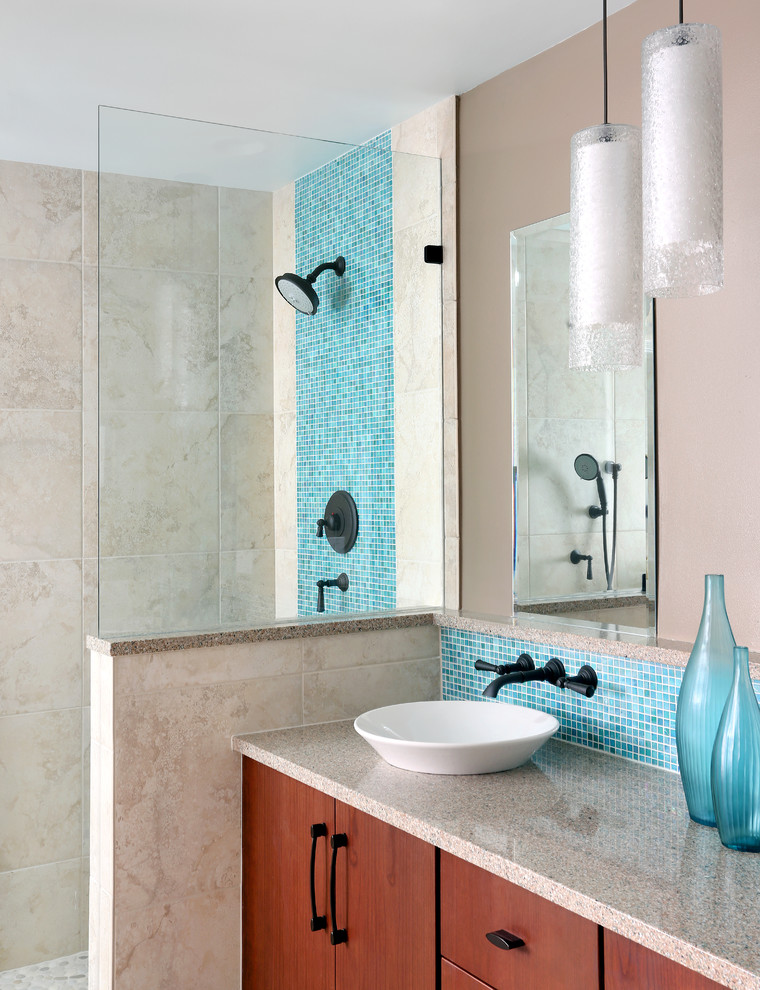 Modelo de cuarto de baño principal contemporáneo de tamaño medio con lavabo sobreencimera, armarios con paneles lisos, puertas de armario de madera oscura, encimera de cuarzo compacto, ducha esquinera, baldosas y/o azulejos azules, baldosas y/o azulejos en mosaico y paredes beige