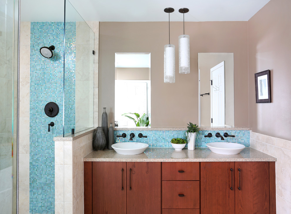 Diseño de cuarto de baño principal actual de tamaño medio con lavabo sobreencimera, armarios con paneles lisos, puertas de armario de madera oscura, encimera de cuarzo compacto, ducha esquinera, baldosas y/o azulejos azules, baldosas y/o azulejos en mosaico y paredes beige