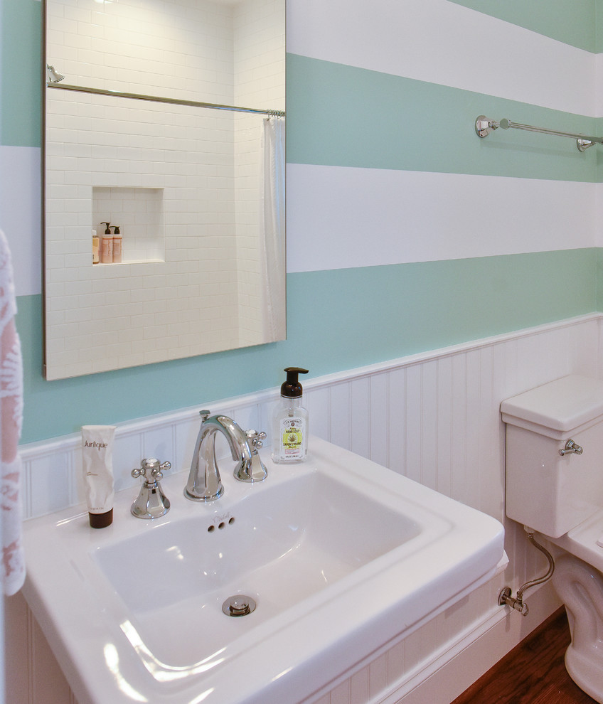 Пример оригинального дизайна: ванная комната среднего размера в стиле неоклассика (современная классика) с ванной в нише, душем над ванной, белой плиткой, плиткой кабанчик, разноцветными стенами, паркетным полом среднего тона, душевой кабиной, подвесной раковиной, коричневым полом и шторкой для ванной