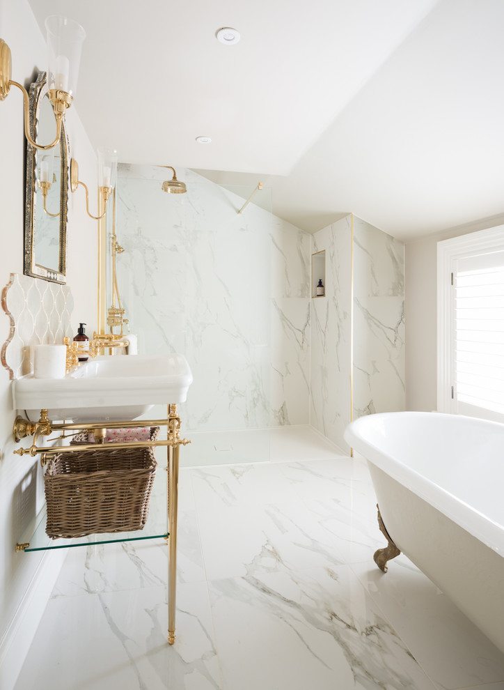 На фото: главная ванная комната в стиле неоклассика (современная классика) с ванной на ножках, душем в нише, белой плиткой, белым полом, открытым душем и консольной раковиной с