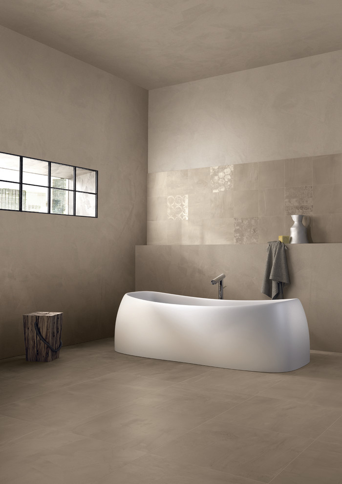 Источник вдохновения для домашнего уюта: большая главная ванная комната в современном стиле с отдельно стоящей ванной, раздельным унитазом, бежевой плиткой, керамической плиткой, бежевыми стенами и полом из керамической плитки