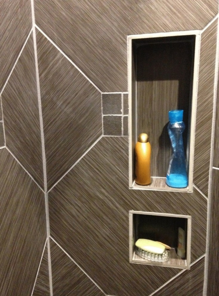 Foto di una stanza da bagno contemporanea con piastrelle grigie e piastrelle in gres porcellanato
