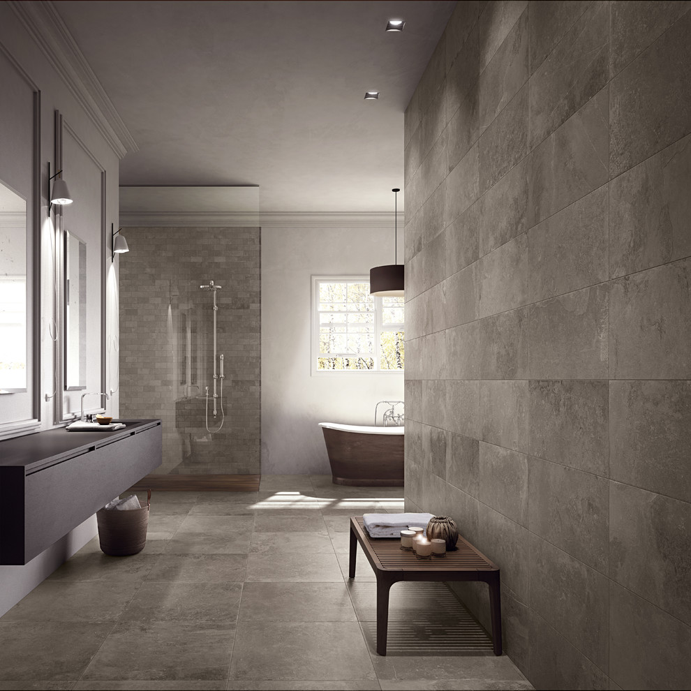 Inspiration för ett funkis en-suite badrum, med ett fristående badkar, en kantlös dusch, grå kakel, porslinskakel, grå väggar, klinkergolv i porslin och grått golv