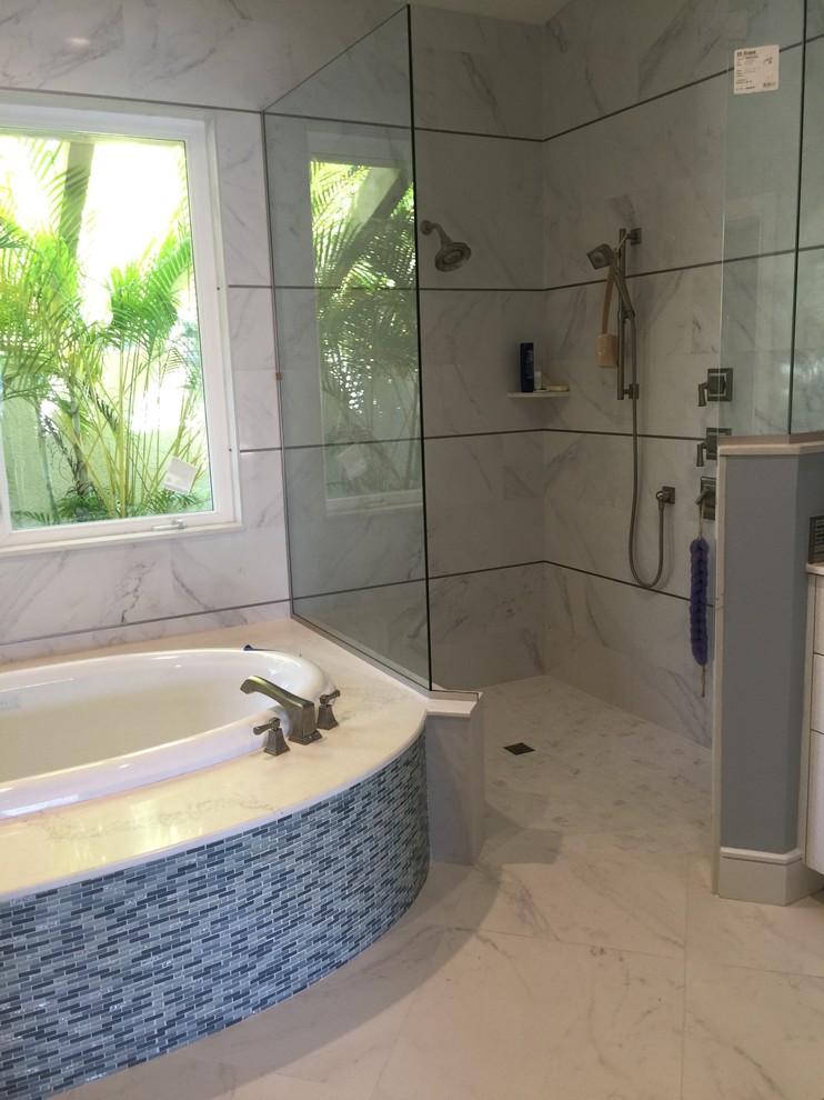 タンパにある高級な中くらいなビーチスタイルのおしゃれなマスターバスルーム (ドロップイン型浴槽、コーナー設置型シャワー、マルチカラーのタイル、セラミックタイル、グレーの壁、セラミックタイルの床、緑の床、オープンシャワー) の写真