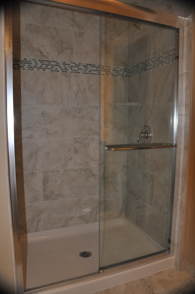 Diseño de cuarto de baño contemporáneo con ducha esquinera, baldosas y/o azulejos beige, baldosas y/o azulejos de porcelana y suelo de baldosas de porcelana