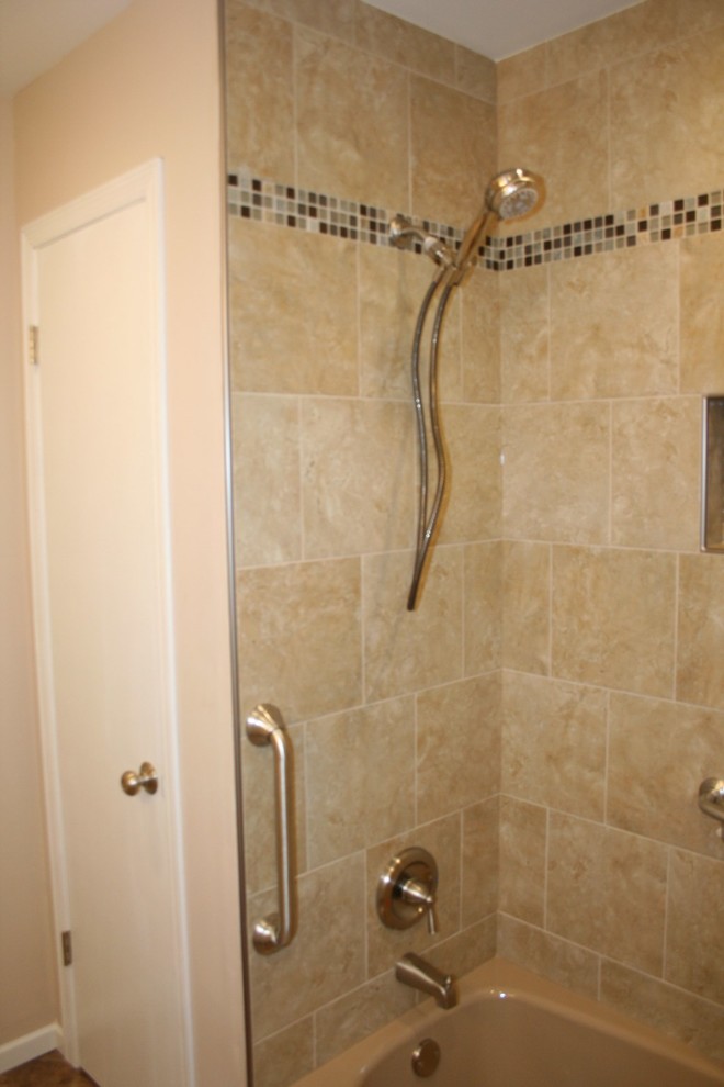 На фото: главная ванная комната среднего размера в современном стиле с ванной в нише, душем над ванной, бежевой плиткой, керамогранитной плиткой и бежевыми стенами