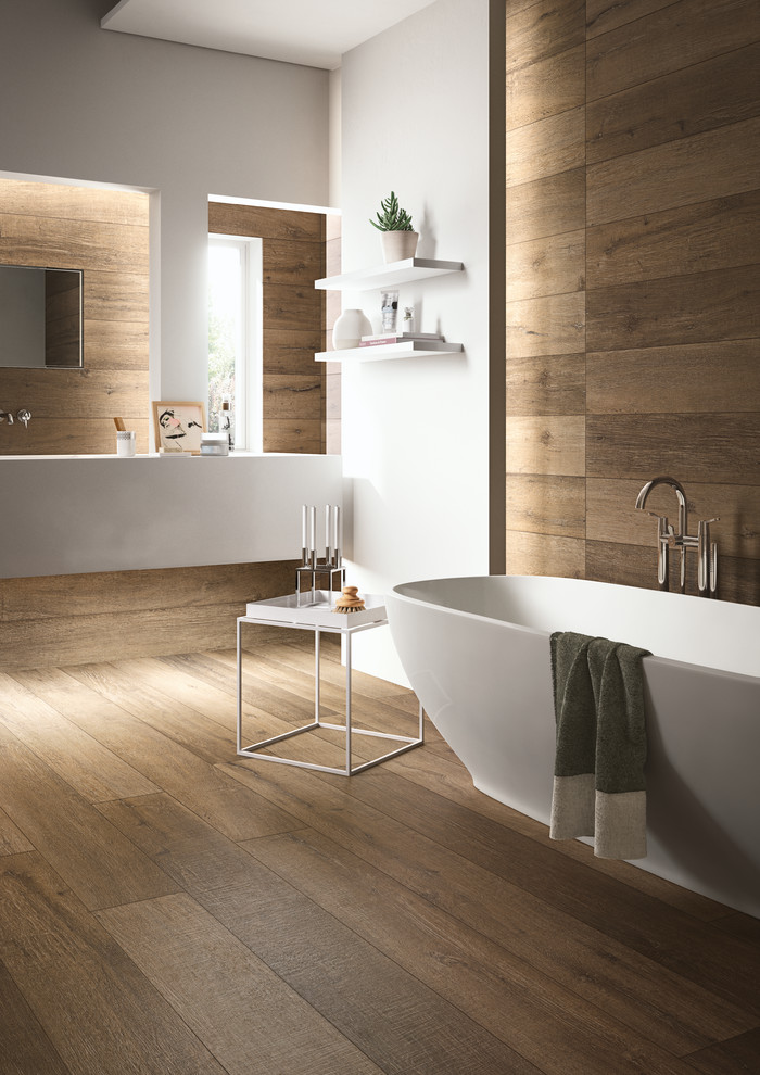 Modern inredning av ett badrum, med porslinskakel, klinkergolv i porslin och brunt golv