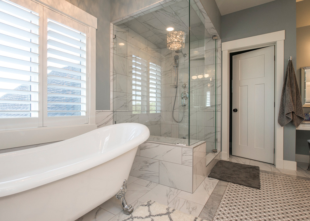 Идея дизайна: большая главная ванная комната в стиле неоклассика (современная классика) с ванной на ножках, душем в нише, раздельным унитазом, разноцветной плиткой, каменной плиткой, синими стенами, полом из мозаичной плитки и врезной раковиной