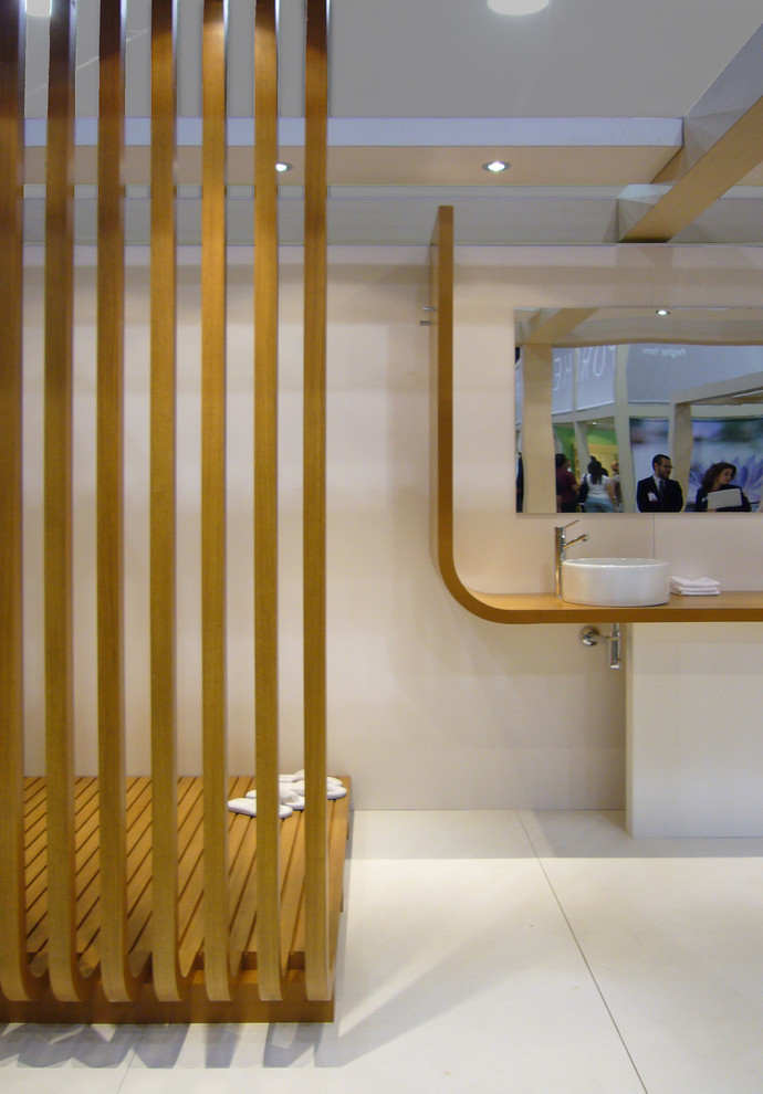 Ejemplo de cuarto de baño principal moderno con lavabo sobreencimera, encimera de madera, bañera encastrada, ducha abierta, sanitario de una pieza y paredes blancas