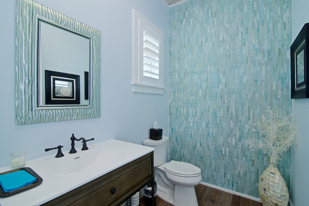 Пример оригинального дизайна: главная ванная комната среднего размера в классическом стиле с фасадами с утопленной филенкой, темными деревянными фасадами, раздельным унитазом, зеленой плиткой, удлиненной плиткой, синими стенами, паркетным полом среднего тона, монолитной раковиной и коричневым полом