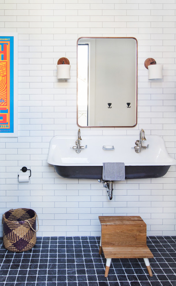 Ejemplo de cuarto de baño marinero con baldosas y/o azulejos blancos, suelo con mosaicos de baldosas, lavabo suspendido y suelo negro