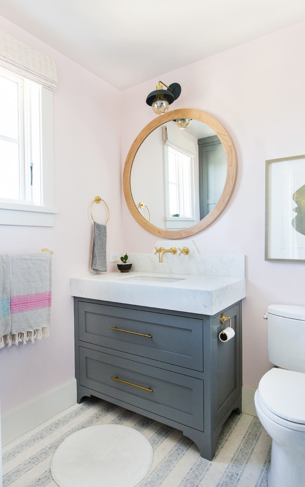 Стильный дизайн: ванная комната в морском стиле с фасадами в стиле шейкер, серыми фасадами, розовыми стенами, полом из мозаичной плитки, врезной раковиной, разноцветным полом и белой столешницей - последний тренд