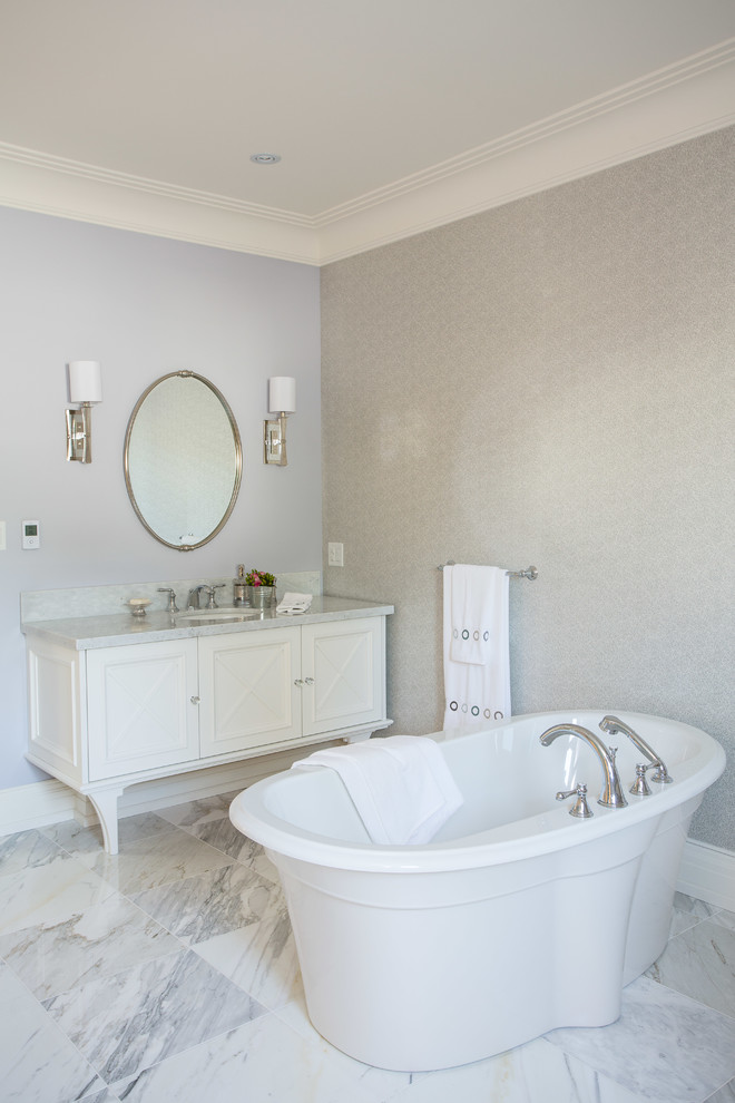 Foto de cuarto de baño tradicional con lavabo bajoencimera, puertas de armario blancas, encimera de mármol, baldosas y/o azulejos blancos y baldosas y/o azulejos de piedra